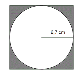 Inne i et kvadrat er det en sirkel som tangerer kvadratet midt på hver av de fire sidene. Det skraverte området er kvadratet utenom sirkelen. Sirkelen har radius 6,7 cm